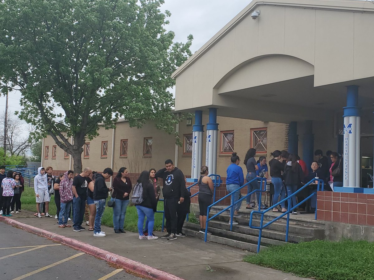 philrchavez's tweet photo. At Memorial HS distributing food and students picking up instructional packets! MHS 11th grader Angel Colin picking up her laptop!
@EISDofSA https://t.co/BB2TssSTKd
