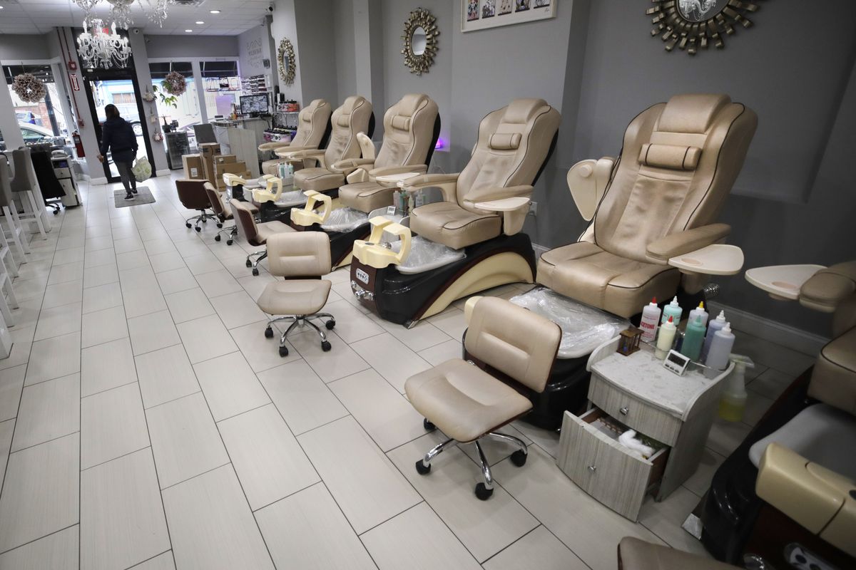SunSentinel's tweet photo. UPDATED: Here are the businesses that are shutting down in Broward and Palm Beach counties https://t.co/yjO53nKewD https://t.co/IfryqruEFU
