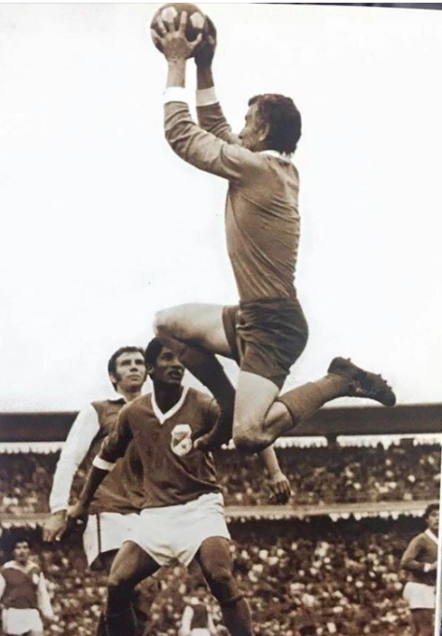 FALCAO's tweet photo. Triste noticia el fallecimiento de Amadeo Carrizo. Uno de los más grandes ídolos de @RiverPlate e ilustre ídolo importado de @MillosFCoficial Un abrazo a sus familiares, y amigos  #AmadeoEterno https://t.co/aou8kjabXs