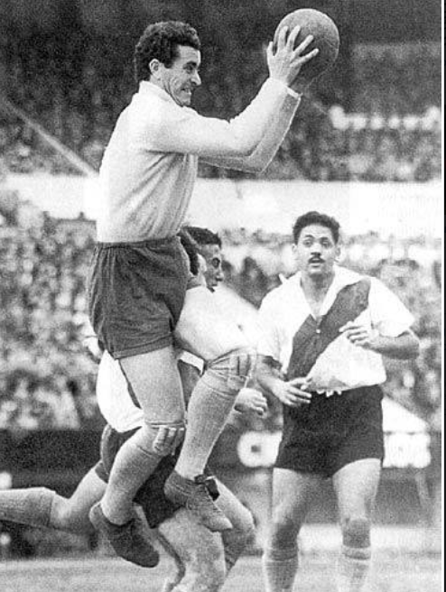 FALCAO's tweet photo. Triste noticia el fallecimiento de Amadeo Carrizo. Uno de los más grandes ídolos de @RiverPlate e ilustre ídolo importado de @MillosFCoficial Un abrazo a sus familiares, y amigos  #AmadeoEterno https://t.co/aou8kjabXs