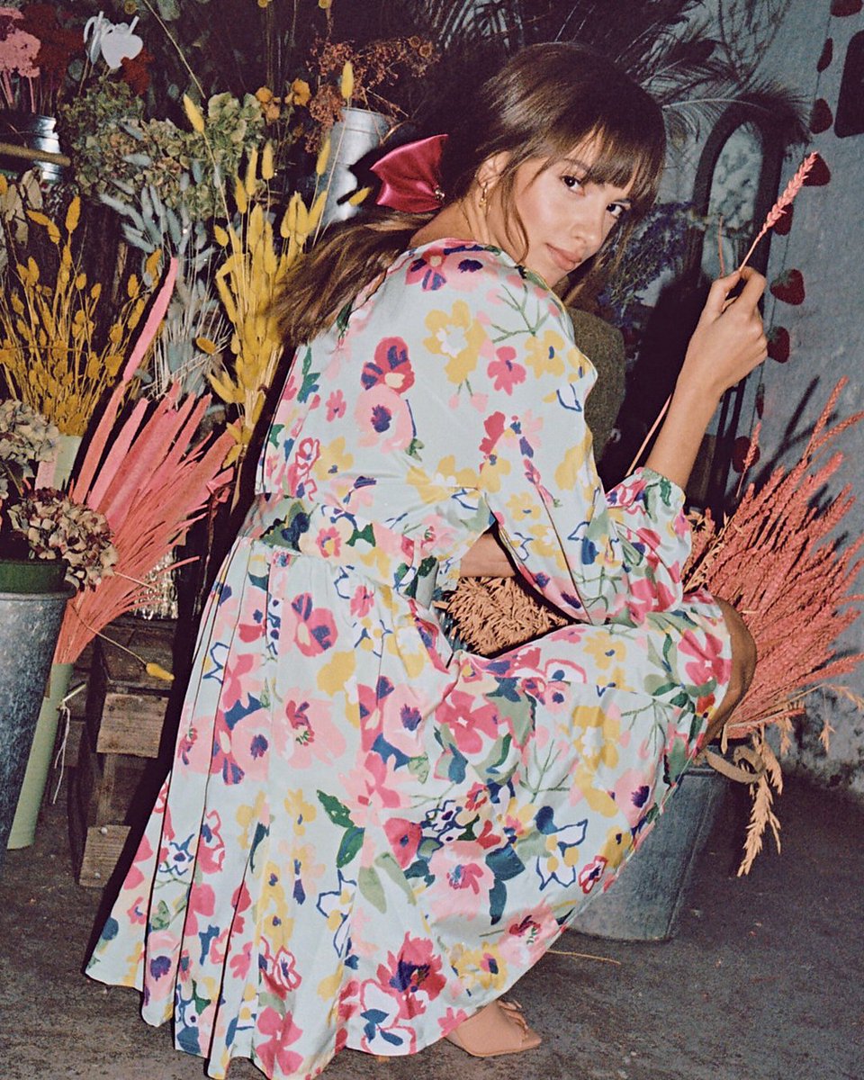 Picking for Spring in the Vintage Floral Belted Mini Dress.💐

#NeonRoseStore 

ow.ly/rqUd50yR1nJ