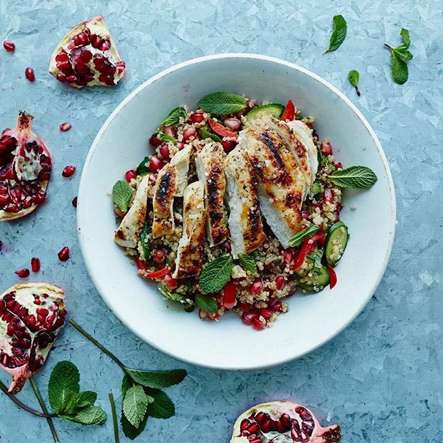 Never a bad idea to go green just before the weekend.
Chicken and quinoa for the win 📸 @proteinworld 
#fitness #health #training #newissue #nutrition #weightloss #fitnessmotivation