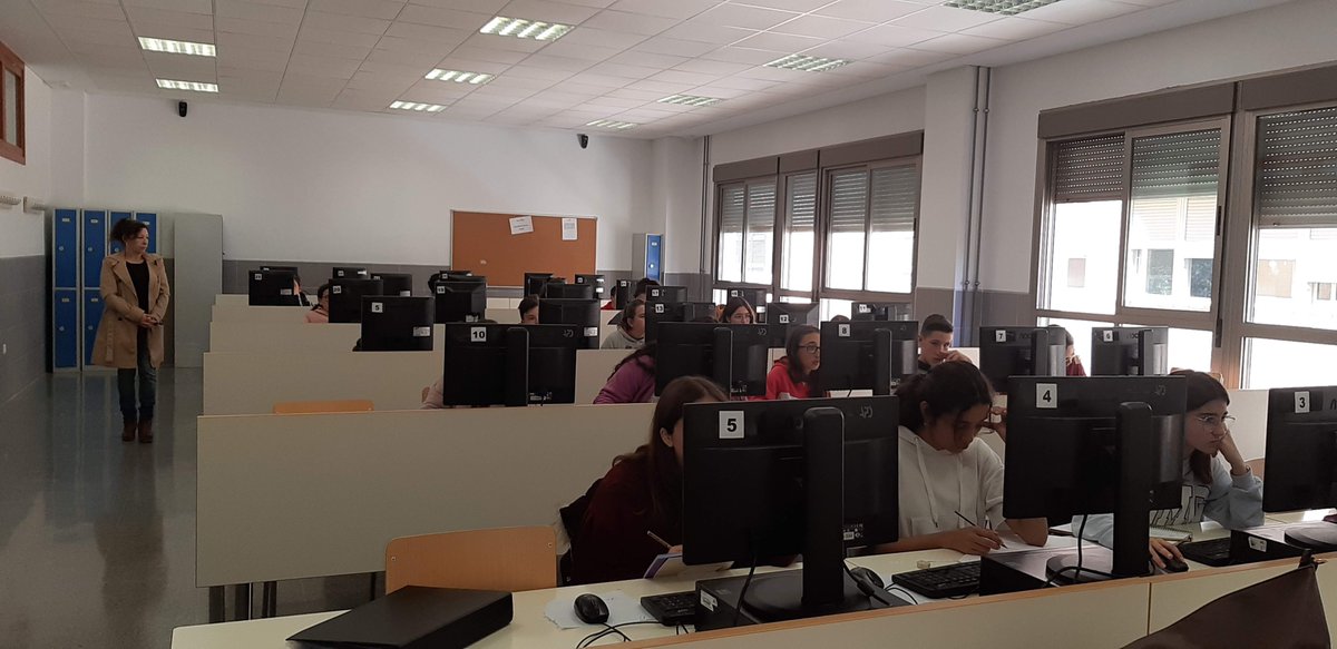 "Els alumnes de l'IES Llombai participant en les proves del #canguret2020"