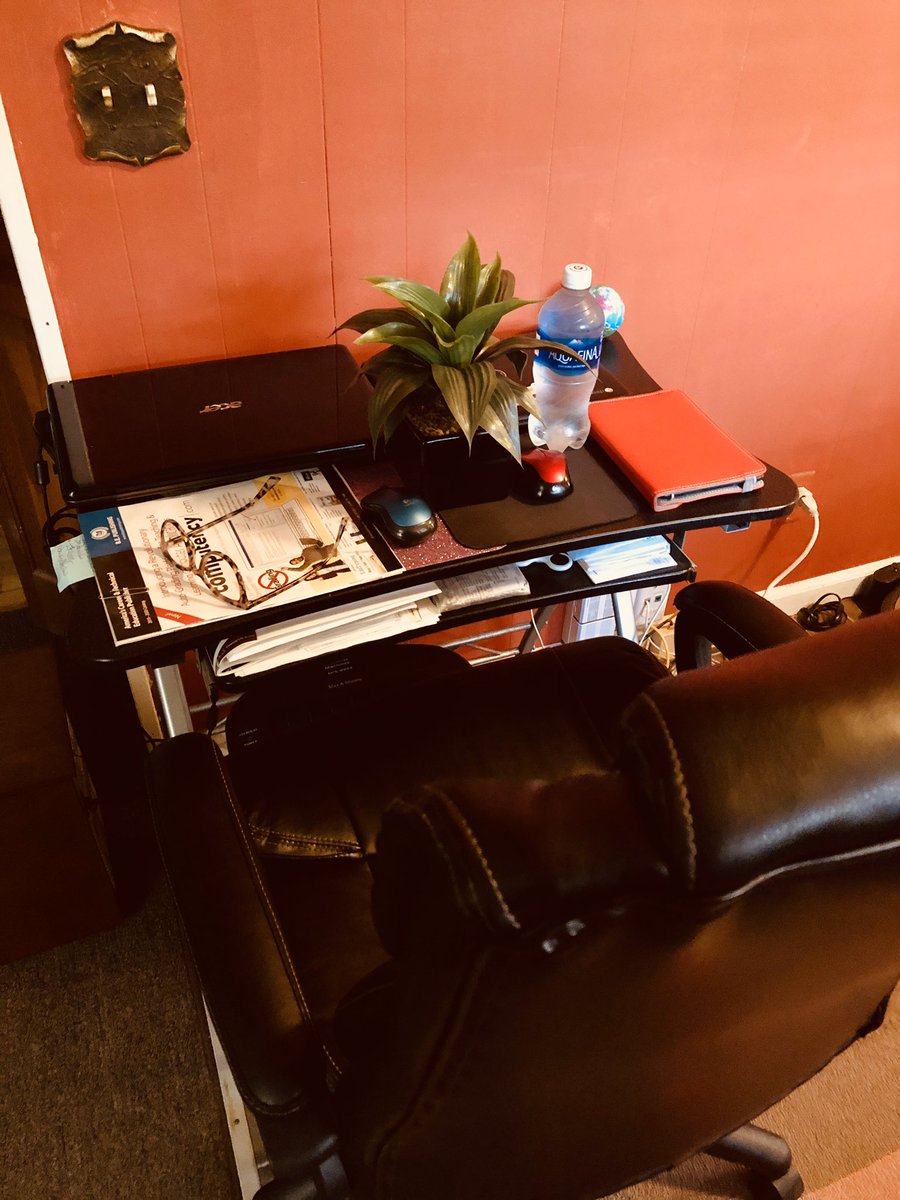 MechellComputer's tweet photo. My Classroom Traditionally 📚... My Classroom NonTraditionally📚! Teaching and Learning beyond measures💕! Most importantly life goes on even with adjustments❤️. @spmeagles @RichlandTwo #elearningatitsfinest #SocialDistancing #stillteachingandlovingmystudents https://t.co/biR6ZlQ7E2