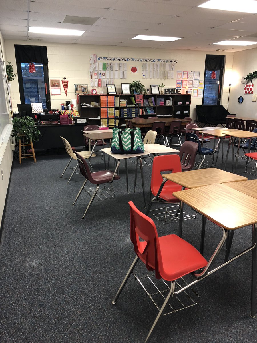 MechellComputer's tweet photo. My Classroom Traditionally 📚... My Classroom NonTraditionally📚! Teaching and Learning beyond measures💕! Most importantly life goes on even with adjustments❤️. @spmeagles @RichlandTwo #elearningatitsfinest #SocialDistancing #stillteachingandlovingmystudents https://t.co/biR6ZlQ7E2