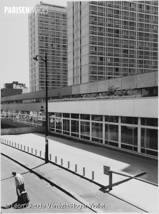 Roger_Viollet's tweet photo. PARIS EN IMAGES] #Vide #Confinement
Femme tirant son caddie de courses. Rue de Bellevue, Hauts de #Belleville, #Paris (XXème arr.), 1973. Photographie de Léon Claude Vénézia (1941-2013).
© Léon Claude Vénézia/Roger-Viollet 
https://t.co/Gaud9Mqy4P https://t.co/ZjYK704N9C
