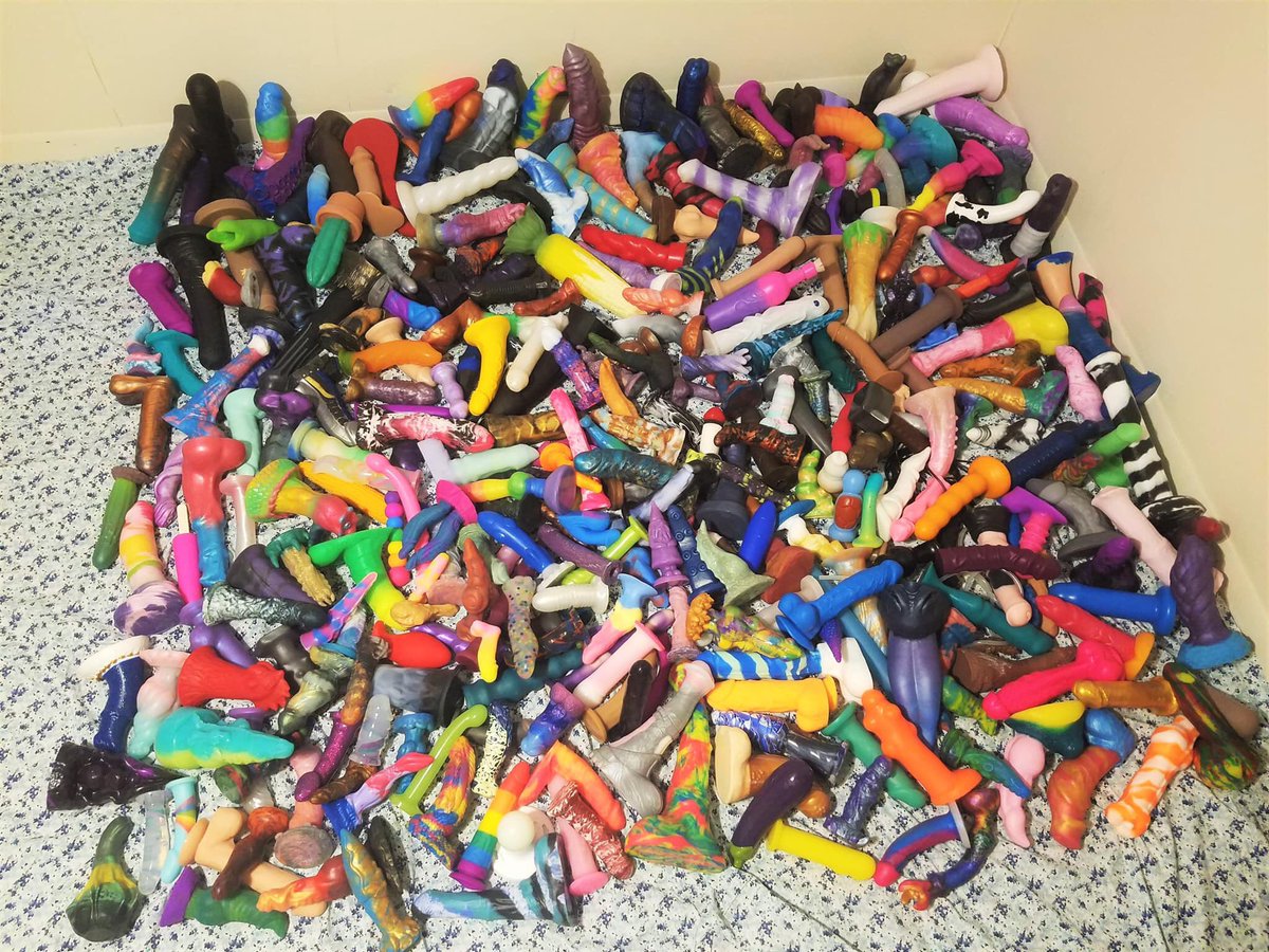 no one: 
omegas: ahahah panic buying the essentials 😌🙏🏻