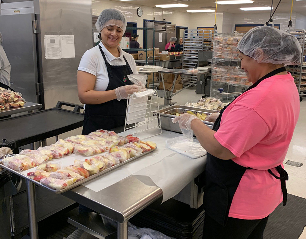 fcpsnews's tweet image. Thank you to our food service staff who begin working at 5 a.m. to prepare thousands of meals for distribution throughout the community in three central kitchens. Over 10,000 meals were served yesterday.