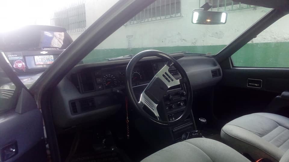 JAL69's tweet photo. En una época, nuestra industria automotriz y de autopartes pudo suministrar un 35% de las piezas de todo auto nuevo armado en #Venezuela. Este es el interior de un #RenaultFuego 1985 armado en #Mariara. Vean la tapicería hecha aquí y el mando del aire acondicionado de #FAACA https://t.co/GZDsSVkEzO