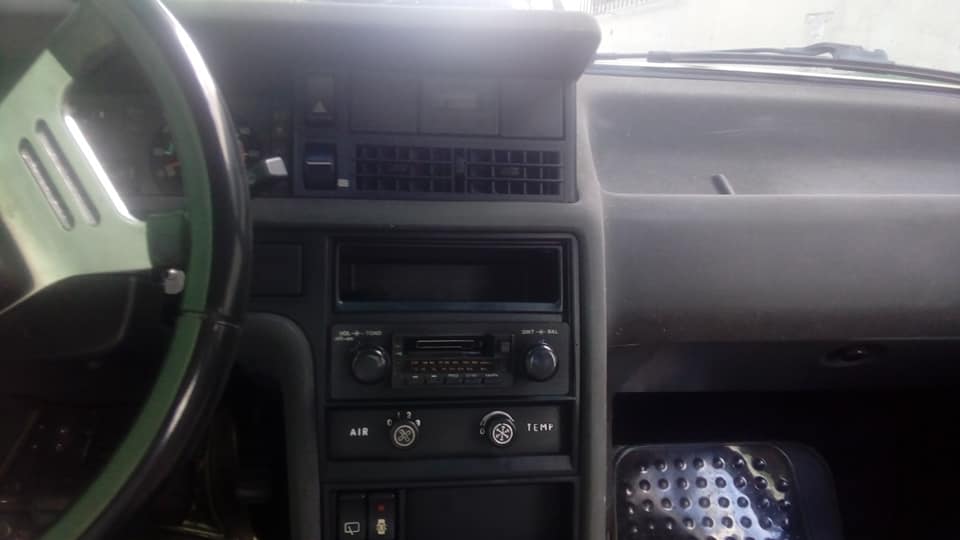 JAL69's tweet photo. En una época, nuestra industria automotriz y de autopartes pudo suministrar un 35% de las piezas de todo auto nuevo armado en #Venezuela. Este es el interior de un #RenaultFuego 1985 armado en #Mariara. Vean la tapicería hecha aquí y el mando del aire acondicionado de #FAACA https://t.co/GZDsSVkEzO
