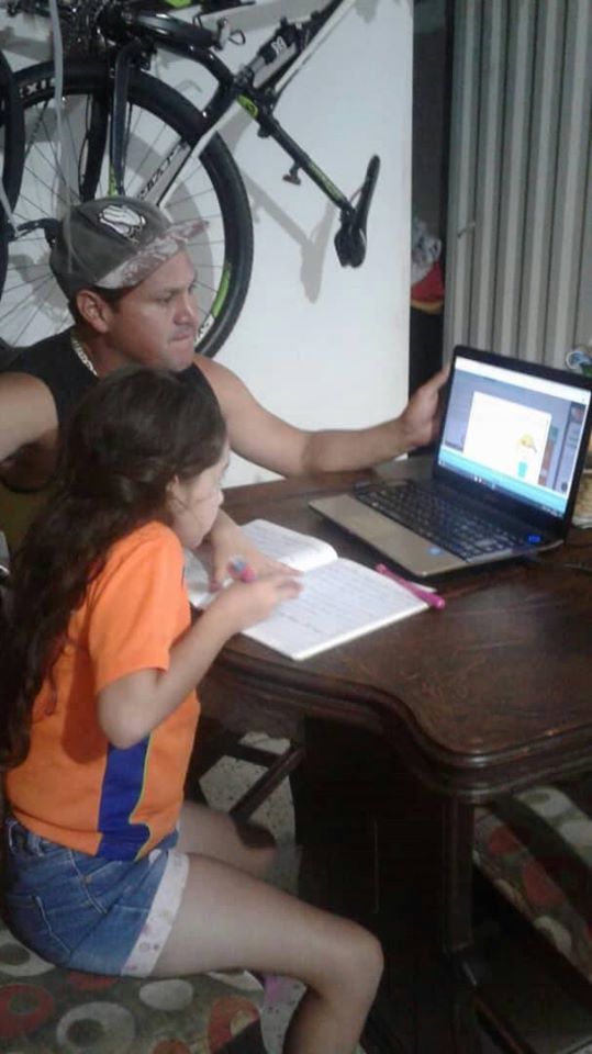 Así trabajan nuestros estudiantes del 4° grado "A", gracias al plan de trabajo enviado a los representantes...Para  dar continuidad al programa cada familia una escuela.