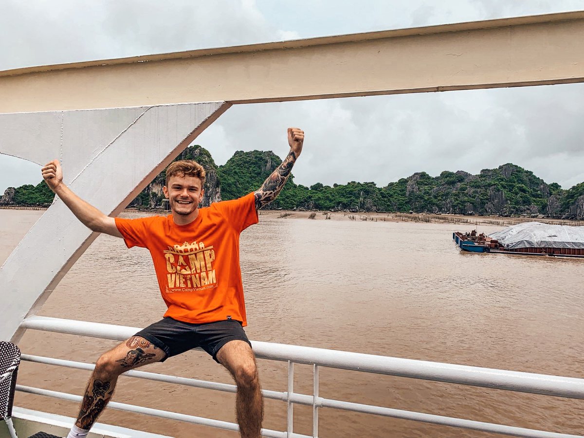Spend two days sleeping on a luxury mini-cruise boat whilst waking up to the beautiful views of Halong Bay from your window😍🇻🇳