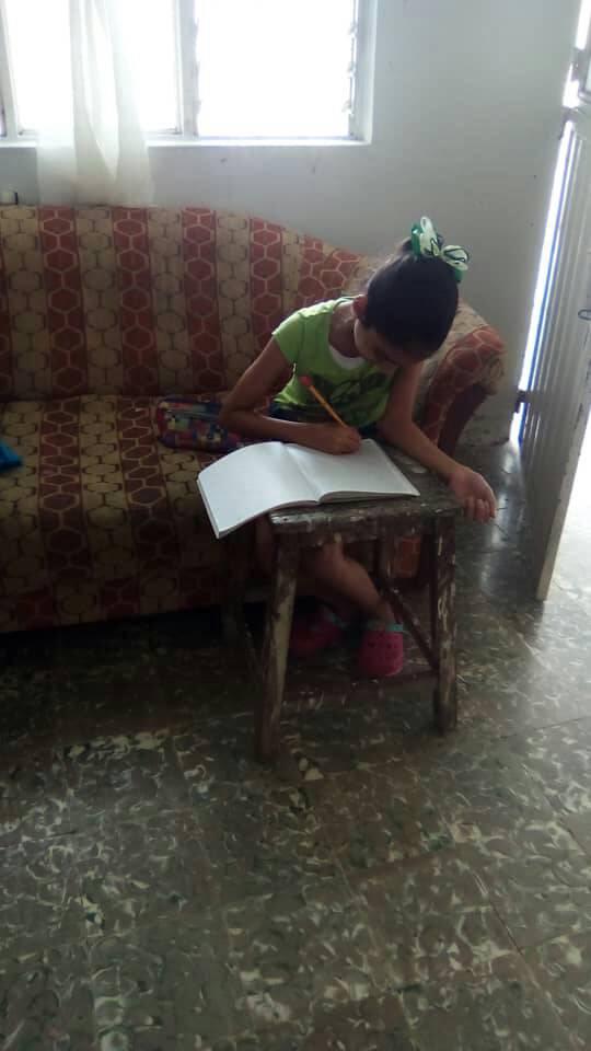 Estudiantes del 4° grado "B" desarrollando actividades como: números romanos, lectura de cuentos y búsqueda de palabras desconocidas en el diccionario, desde sus hogares.