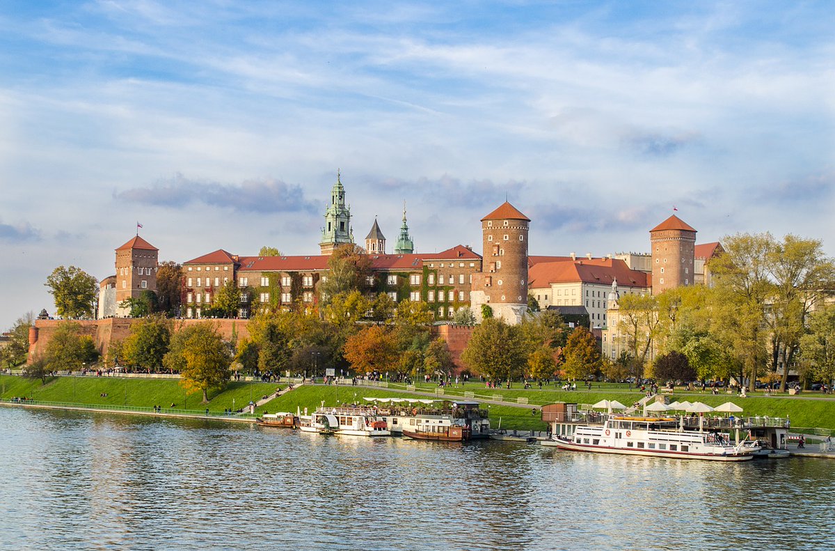 🇪🇸 📚PELÍCULAS EN CRACOVIA📚

Sofía recomendó películas que muestran Cracovia: "Algunas bien conocidas como la 'Lista de Schindler' y 'Hijos de un mismo Dios', y algunas sobre el Papa Juan Pablo II, como 'Karol: el Papa, el Hombre' y 'Karol: el hombre que se hizo papa'."🇵🇱