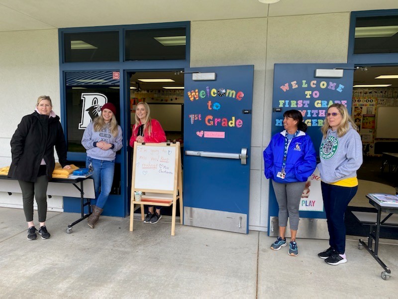 WeAreCTA's tweet photo. The hearts of educators! 💕

Madera Unified Teachers Association members going above and beyond in this time of crisis, handing out instructional materials and food. #WeAreMUTA #WeAreCTA https://t.co/SIqXs4AG25
