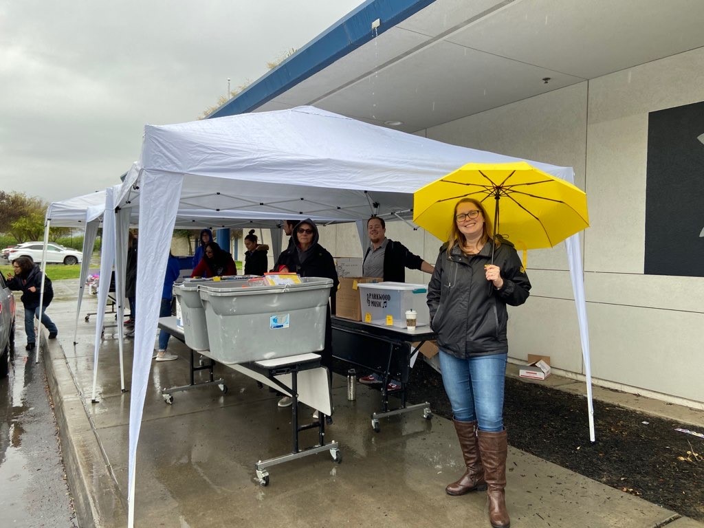 WeAreCTA's tweet photo. The hearts of educators! 💕

Madera Unified Teachers Association members going above and beyond in this time of crisis, handing out instructional materials and food. #WeAreMUTA #WeAreCTA https://t.co/SIqXs4AG25