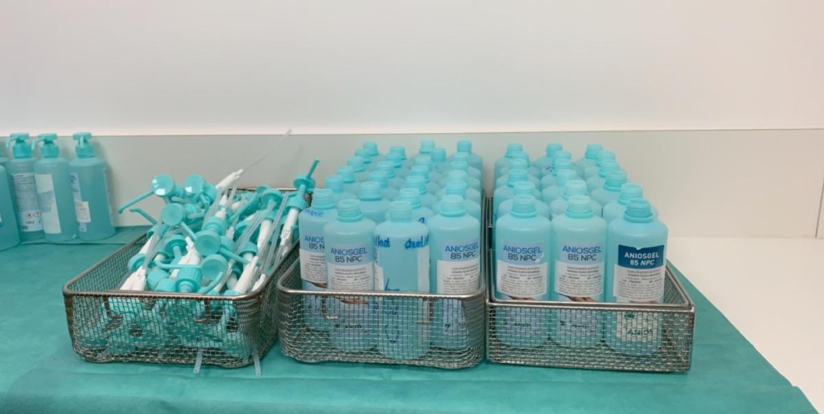 jm_defour's tweet photo. Les professionnels du @CHBastia sont formidables (3). Depuis aujourd’hui, la pharmacie du @CHBastia assure la production de Soluté Hydroalcoolique. La protection de nos professionnels et de nos patients est la priorité. #Covid_19 https://t.co/gyyTsehba5