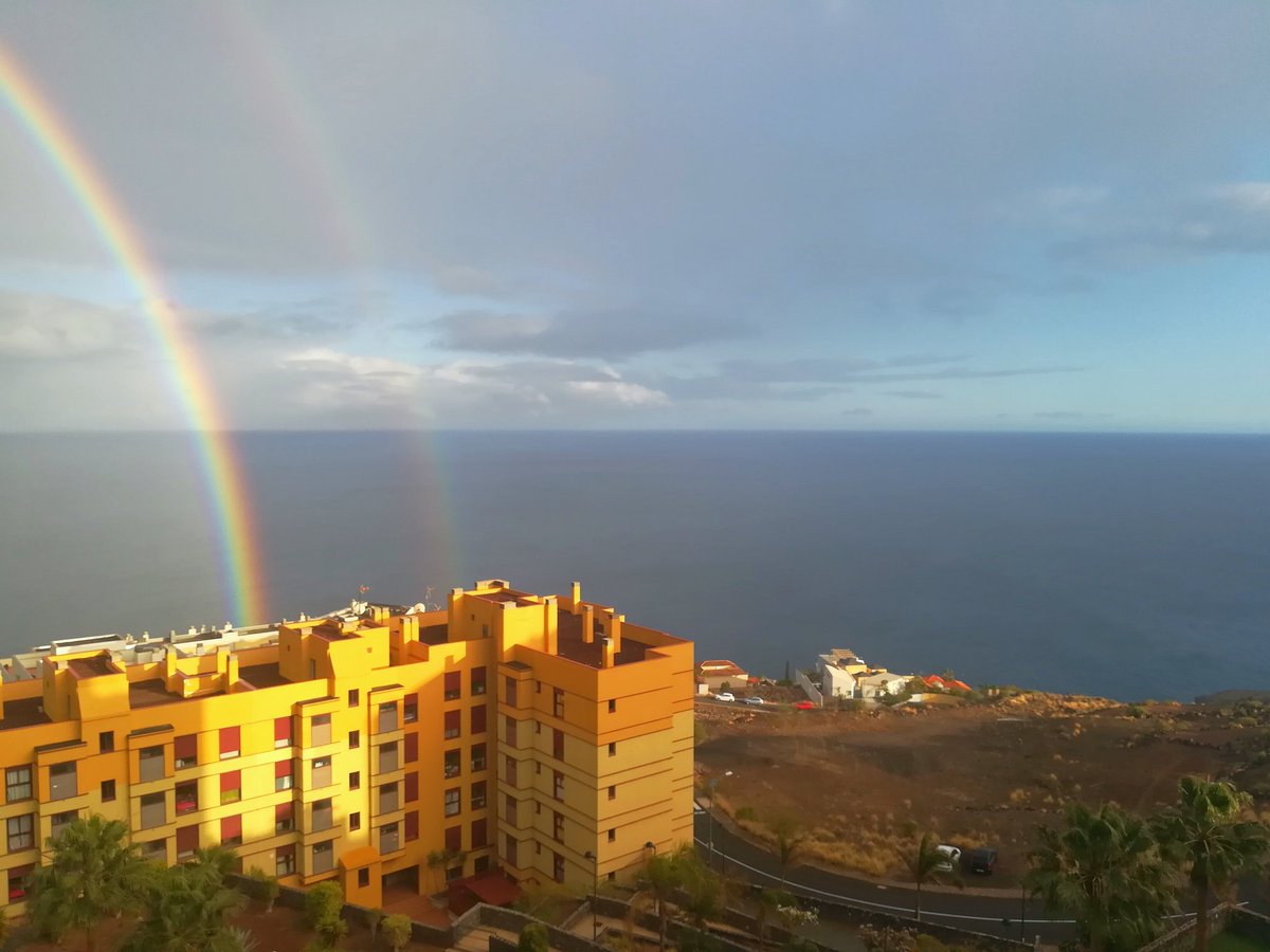 live_charly's tweet photo. Una luz de esperanza 🌈 en esta trágica situación. Fuerza a todos 💪🏻 #Tenerife #IslasCanarias #Acoran #YoMeQuedoEnCasa #Covid_19 #CuarentenaTotal https://t.co/blQCHEnfxf
