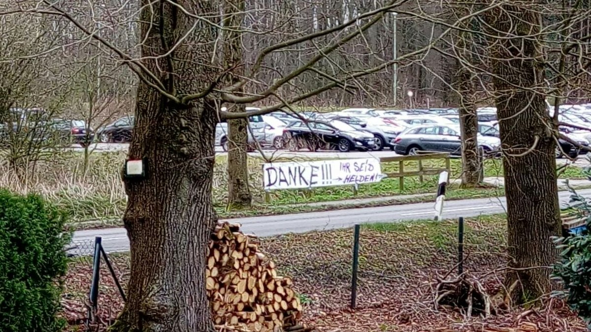 Krankenhaus Franziskus-Hospital Harderberg, #Osnabrück. Heute.

"Danke!!! Ihr seid Helden!" 

<a href="/noz_de/">NOZ</a>

#covid_19DE #COVID19de #Coronakrise #Corona
