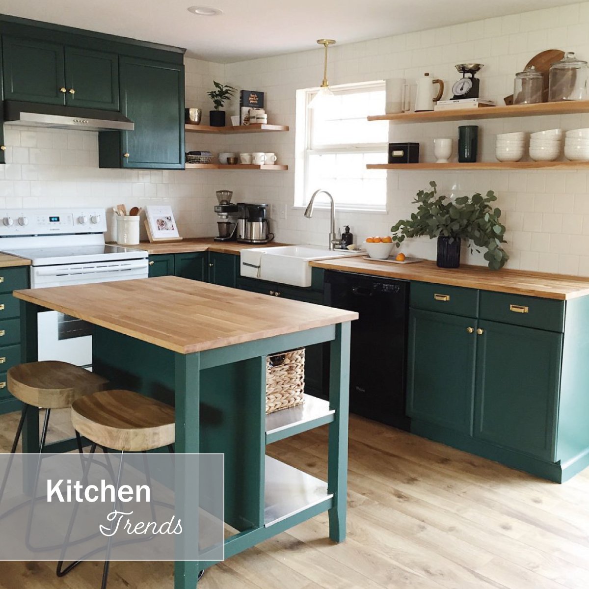 It's not just all about navy...👀 Deeper green tones are taking kitchen design by storm! Paired with some natural wood accents, such as tabletops or chairs, earthy tones create a gorgeous natural effect in your kitchen 🍀