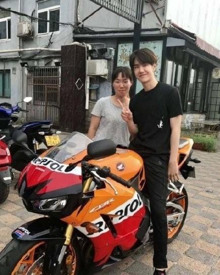 34. this hilarious picture of him and an employee at a motorcycle shop that got him on this hot search #王一博跟摩托車店老闆娘的合照# (because apparently this was the happiest he’s smiled in a picture with a fan)