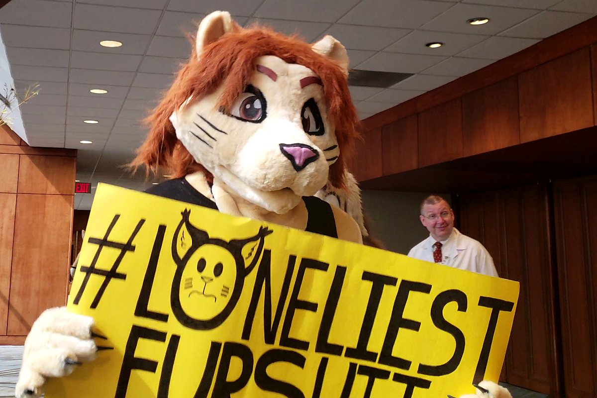 Leo_Nekozuki's tweet photo. As a special bonus from all my #FE2019 photos, I think it's fitting that this rare gem from the #LoneliestFursuitParade gets posted for #FursuitFriday.
Behold: @anthrocon's very own @Unclekage and his look of confused bewilderment. ๐๐๐๐
๐ธ/๐น: @Steve_Wolfe88
#FurnalEquinox https://t.co/FWa2JEwSWv