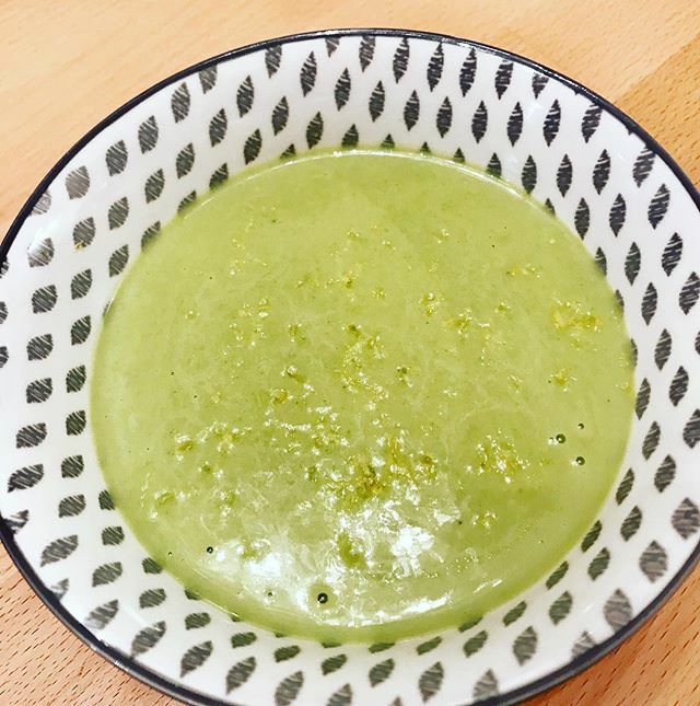 ChefChristopheD's tweet photo. Il me reste de la béchamel je fais : Soupe de petits pois au citron 🍋 
250g de petits pois, 1 citron, 200g de béchamel, 250g d'eau, sel, poivre, 50g de beurre et 1 oignon
Émincer l’oignon, suer avec le beurre. Ajouter les petits pois. Ajouter l’eau, cuire à gros bouillons ra… https://t.co/mq6vrOwIN6