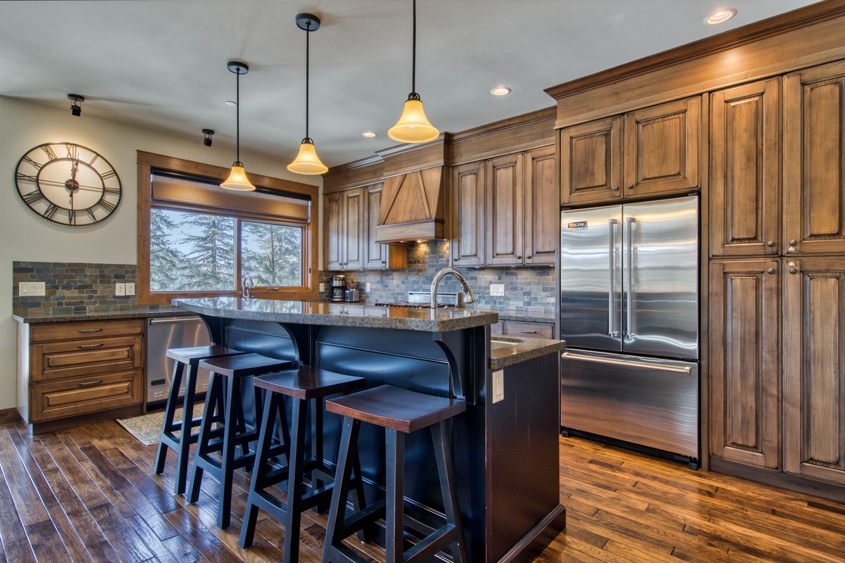 **RARE BRIDGE GATE LISTING** 4 Bridge Gate, Sun Peaks, BC
True ski-in/out, luxury half duplex on the golf course with easy access to all 3 mountains in Canada's 2nd largest ski area. Panoramic views from great room, kitchen, master suite &amp; outdoor areas.bit.ly/4BridgeGate