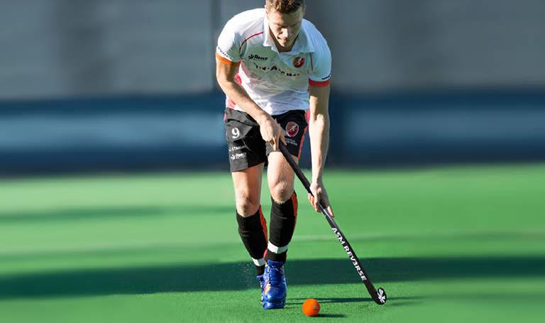 VERENIGINGSSCHOOL INTRODUCEERT CROSS-EDUCATIE 

De Verenigingsschool start als eerste in het Noorden met Cross-educatie of Bilateraal Trainen. Zo wordt de niet-dominante lichaamskant meegetraind. Daarvoor zijn speciaal ‘linkse’ hockeysticks en adaptballen gekocht. Groot succes!