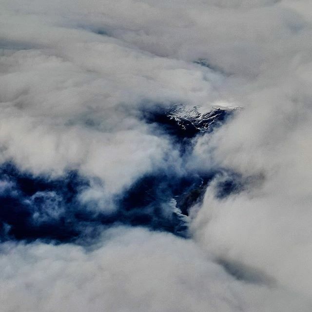 Flesjar's tweet photo. Syðradalur på Streymoy under skyene den 9. mars . En uke før corona stoppet all flytrafikk til og fra Færøyene. https://t.co/xOpMW28ppo https://t.co/tULsGA13lp