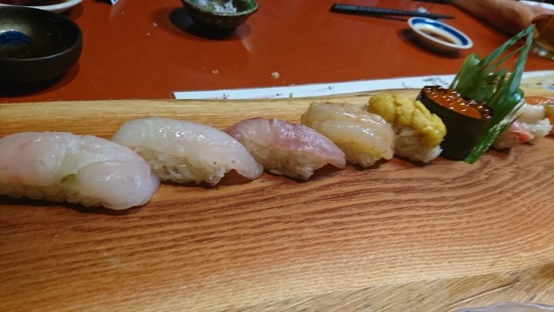 しんちゃん 鼠ヶ関駅そばの鮨処 朝日屋で夕食 利き酒 3種 セットを注文し家族で宴会スタート 刺身盛合せ ナマコ酢 魚内臓 玉子焼 穴子天婦羅 そして寿司 なお店内には季節に合わせ雛人形や懐かしい品がいっぱい飾られています 新鮮なお魚ご馳走様でした