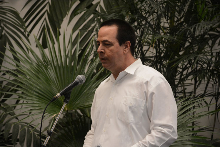 PrensaLatina_cu's tweet photo. El ministro de Salud Pública, @japortalmiranda informó  que a 21 ascienden los casos confirmados con la #COVIDー19  en #Cuba , luego de registrarse con la enfermedad cinco nuevas personas. 
➡️https://t.co/B0grp3u8pX 
@MINSAPCuba @opsoms @opscuba 
 @ONU_es @teleSURtv https://t.co/mPrVX2xX3k