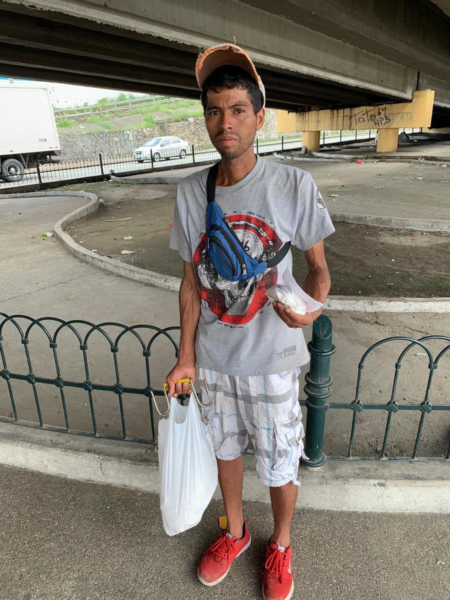 CynthiaViteri6's tweet photo. ¡Hoy llegamos a 200 personas con alimentos en una acción conjunta de la DASE, Mc Donald’s y Pan To Go! https://t.co/n3mmXGJjg4