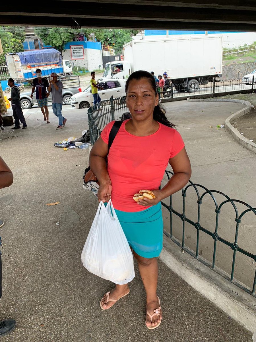 CynthiaViteri6's tweet photo. ¡Hoy llegamos a 200 personas con alimentos en una acción conjunta de la DASE, Mc Donald’s y Pan To Go! https://t.co/n3mmXGJjg4