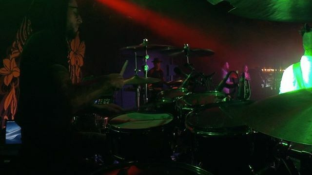 CalvinCanha's tweet photo. Live Your Life by @ragingfyah feat. @jboogmusic live in Sacramento. Lyrics hitting hard in these times rn. Be safe and healthy everyone! @drumwise_ .
.
#drummer #reggae #zildjian #pearldrums #promarksticks #myzildjian #drumwise #reggaedrummer #hawaii #o… https://t.co/JvHAQ6SWUU https://t.co/1iCLO3j7HX