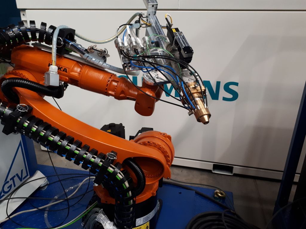 OnsiteRepairSE's tweet photo. Our mobile #Robotic Welding System is the perfect helper in #Weldingrepair with a 100% accuracy in performance for high value components. We utilize the newest technologies with our custom-made attachments being able to complete any task #fast and #reliable #WeLiveTechnology https://t.co/ZtMMjuTHix