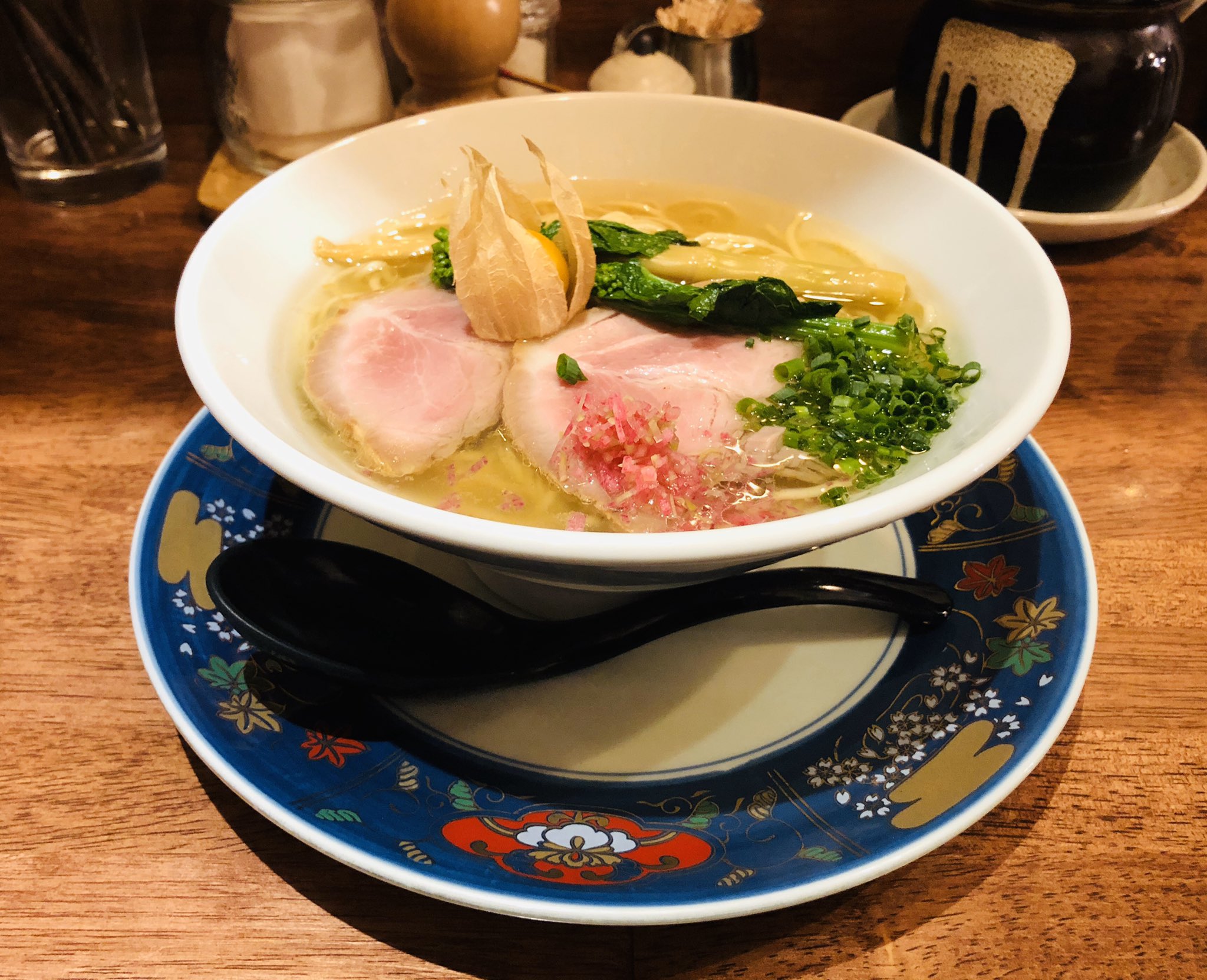 琉球泡盛 海老丸らーめん 神保町 金目鯛のスープ ド ポワソンらーめん ネオクラシック 金目鯛の姿こそないがスープの中には 魚群を感じるスープ ド ポワソン 調理過程で使用したオイルが自動的に香味油になるというフレンチシェフならではの目から鱗の