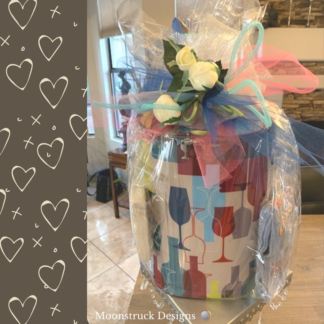 Moonstruck_AZ's tweet photo. Say "I love you" with a hand selected basket! Perfect for any day, but especially anniversaries and birthdays! 🎁

#PHXLocalBusiness #MoonstruckDesigns #anniversarygifts #arizonagifts #handselectedgifts https://t.co/mjSTSXq8dD