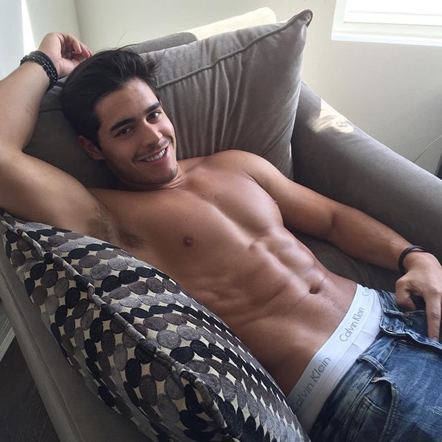 RobMantellini's tweet photo. ♦️ Yo me quedo en casita, y tú te quedas conmigo!!❤️😘 https://t.co/Tzww6eOOTP