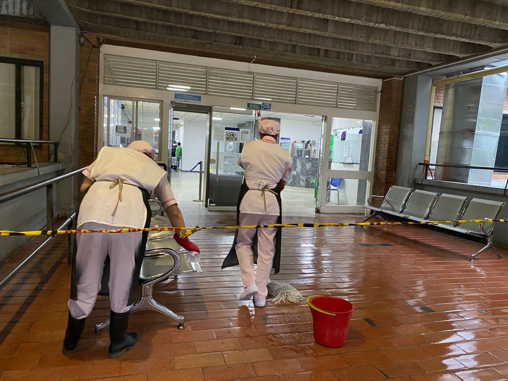 donanestesio's tweet photo. Hago un reconocimiento especial al personal de aseo del hospital. Acá realizando el proceso de desinfección del área por dónde fue trasladado un paciente sospechoso de #Covid_19. Sin ustedes esto no es posible. https://t.co/NNHJYdLmdr
