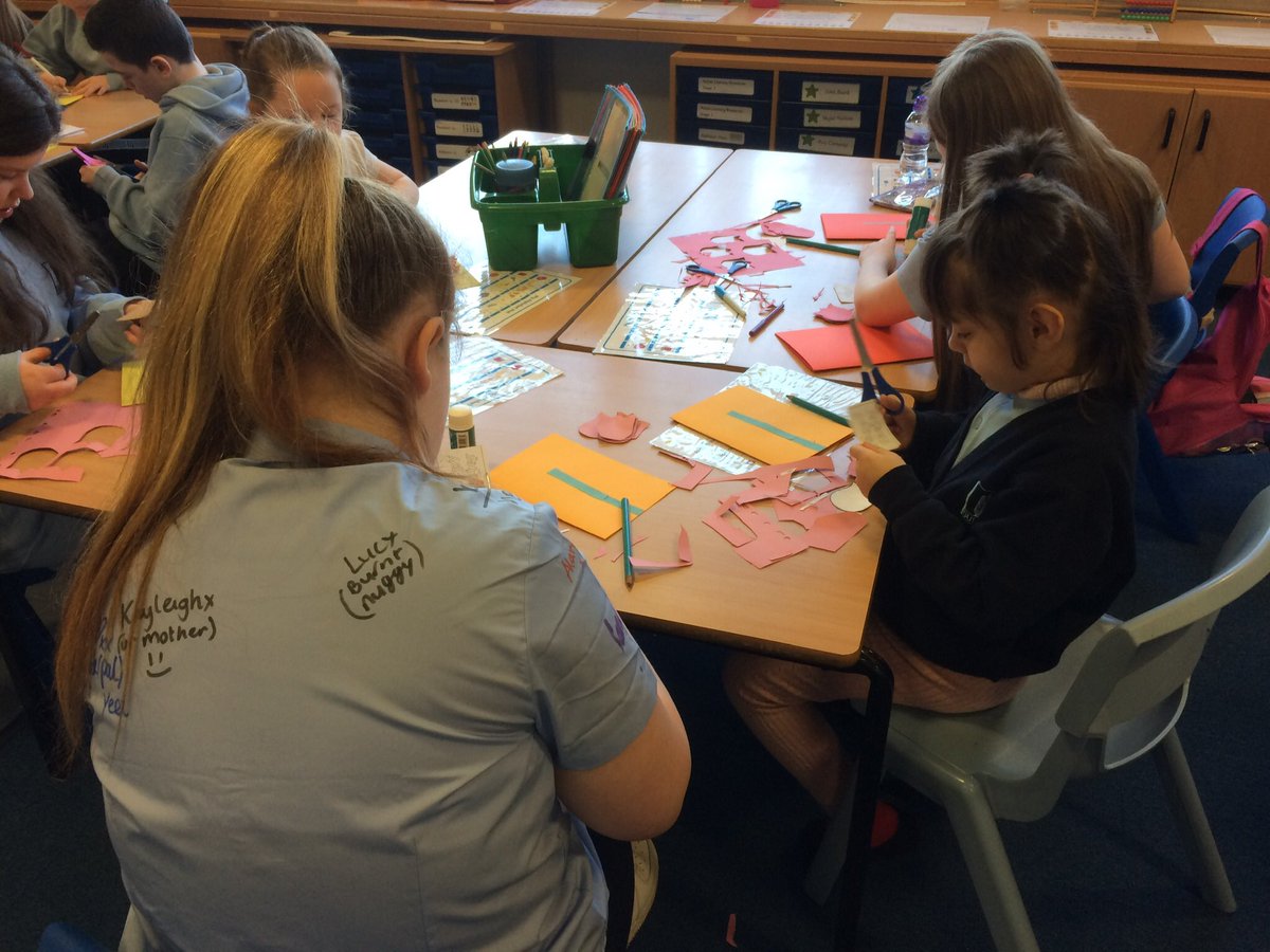 BurghPrimary's tweet photo. Today P1/2 & P7 worked together to create 3D Easter cards @EducationSLC #Easter #Cards #eamwork #TeamBurgh https://t.co/28SKqelrEn