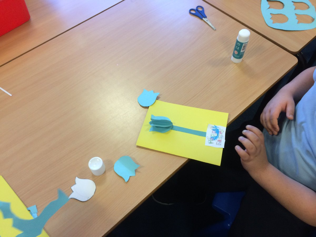 BurghPrimary's tweet photo. Today P1/2 & P7 worked together to create 3D Easter cards @EducationSLC #Easter #Cards #eamwork #TeamBurgh https://t.co/28SKqelrEn