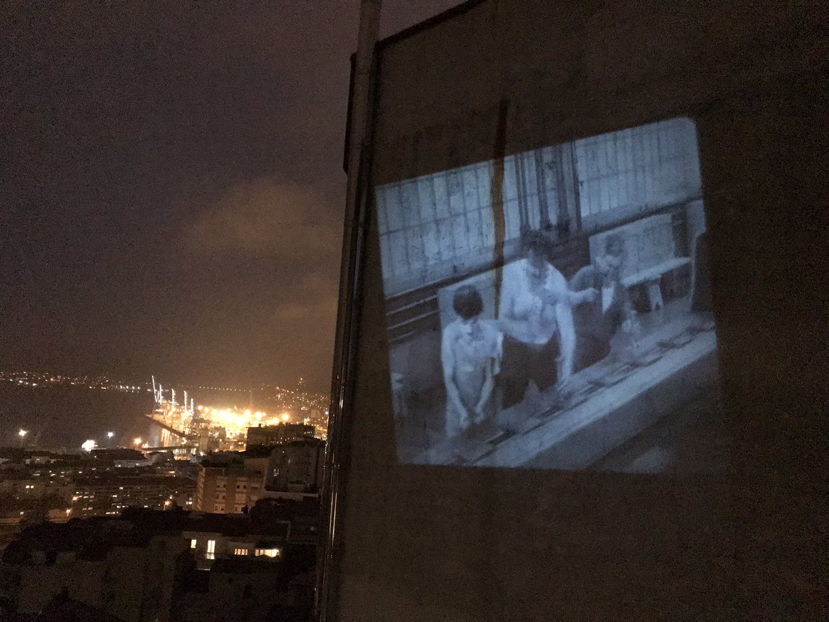 trecousa's tweet photo. Día 6 de confinamiento. Estamos proyectando tiempos modernos en el edificio de al lado. Todo bien. https://t.co/g6JKLY1UsJ
