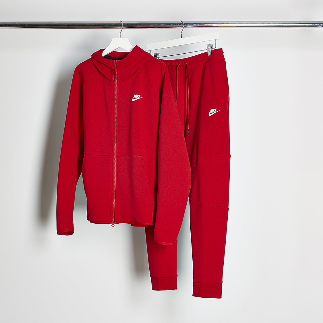 FinishLine's tweet image. Stand out in @Nike #TechFleece. 🔴🔴

Grab yours here: finl.co/1n3R