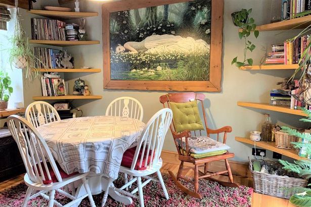 GSFurnishers's tweet photo. Is this Swansea terrace house a fairytale cottage or a Hobbit house? 🤔
#property #Wales #Swansea
https://t.co/ebRylW1sI5 https://t.co/Zzj4TrPP28