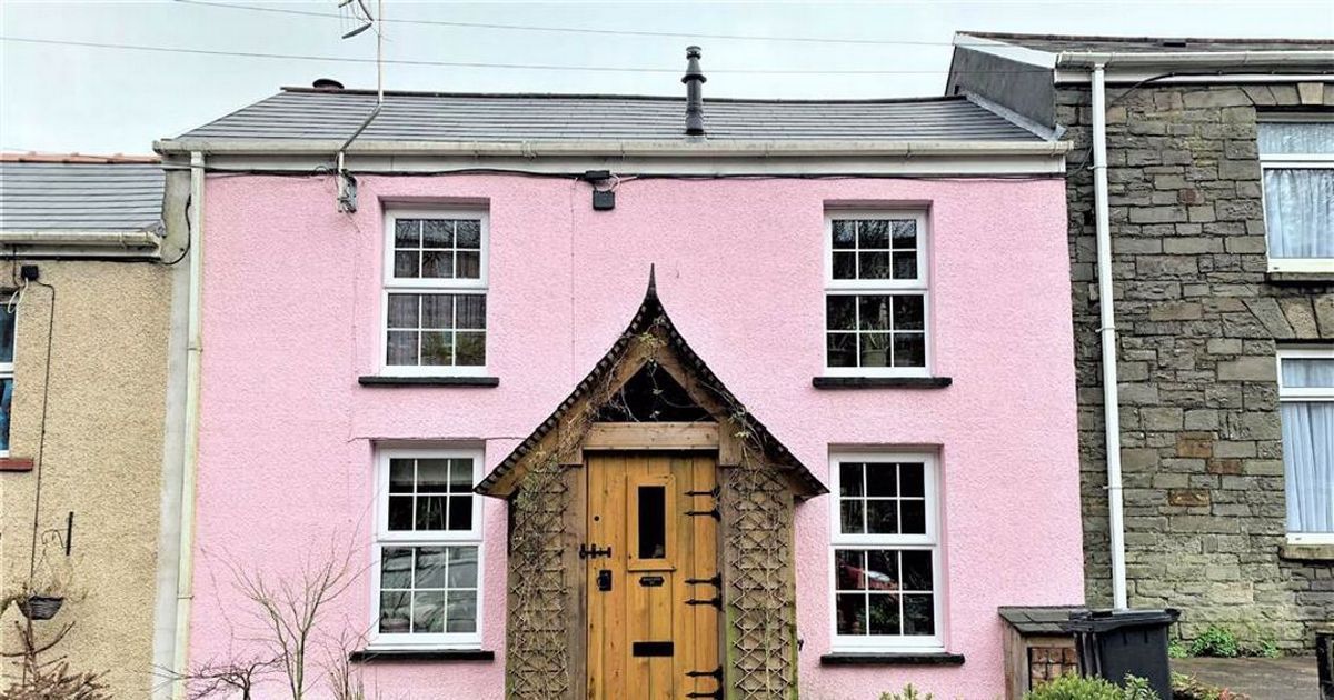 GSFurnishers's tweet photo. Is this Swansea terrace house a fairytale cottage or a Hobbit house? 🤔
#property #Wales #Swansea
https://t.co/ebRylW1sI5 https://t.co/Zzj4TrPP28