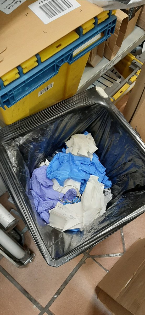 subeyapaga's tweet photo. @siPcteAl @La1_tve @EDirectoTVE @Correos Estos guantes deberia destinarse a los Hospitales o policía. No sirve de nada malgastar este material para repartir la propaganda del Ikea o la carta del banco. https://t.co/4BN0EVICPz