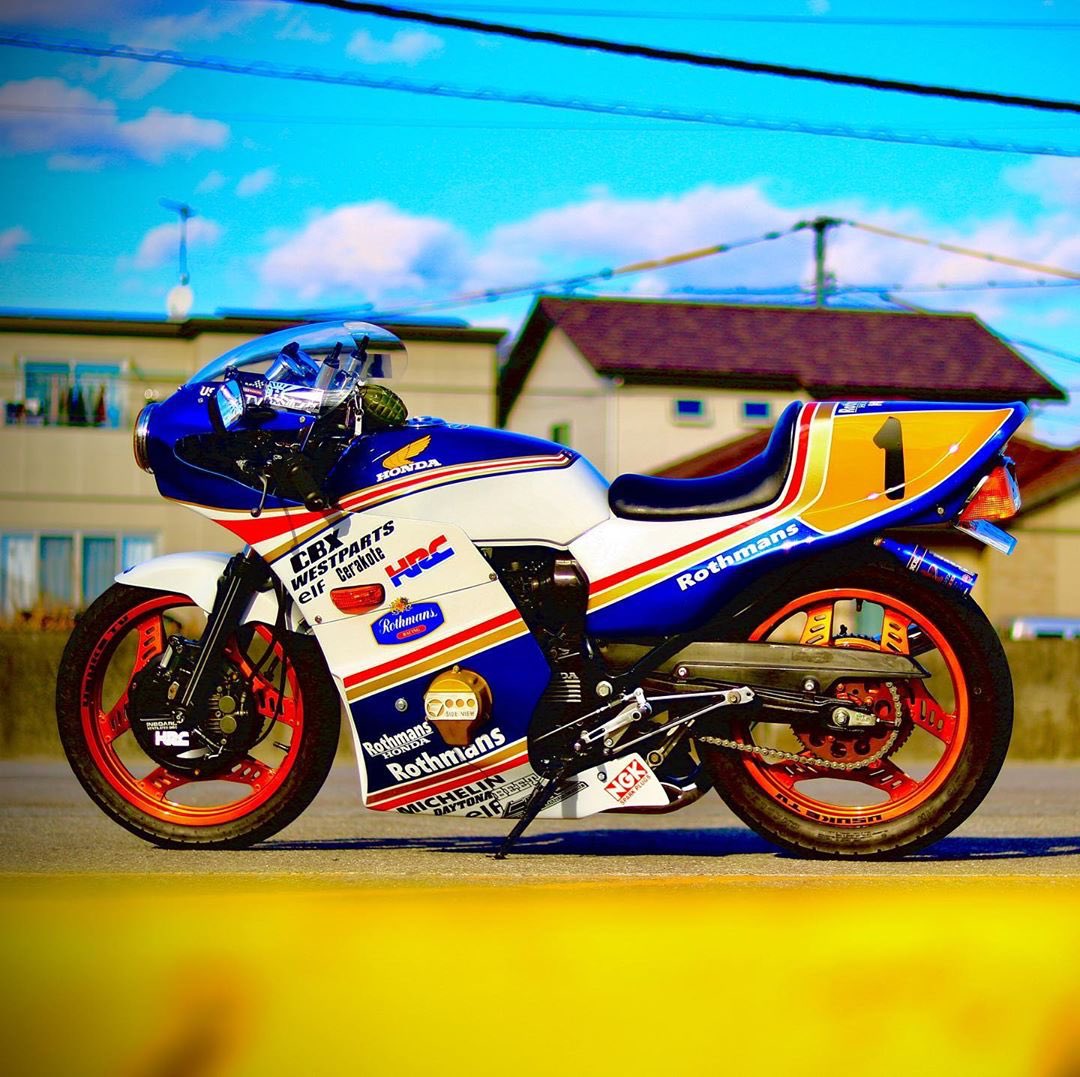 ねずみくんロスマンズカラーのカフェ風ロケットカウルとかド変態バイク