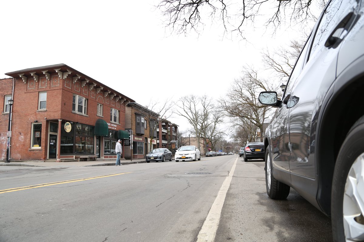 DJG_Music's tweet photo. I'm continuing my photo series of popular Rochester areas during the barren social landscape of #Covid_19 . Yesterday, I went along Park Ave.
These were the first three things I snapped. The area felt pretty empty at first. The sign even fit the theme of #NYSonPAUSE . @News_8 https://t.co/naXnvrOzvl