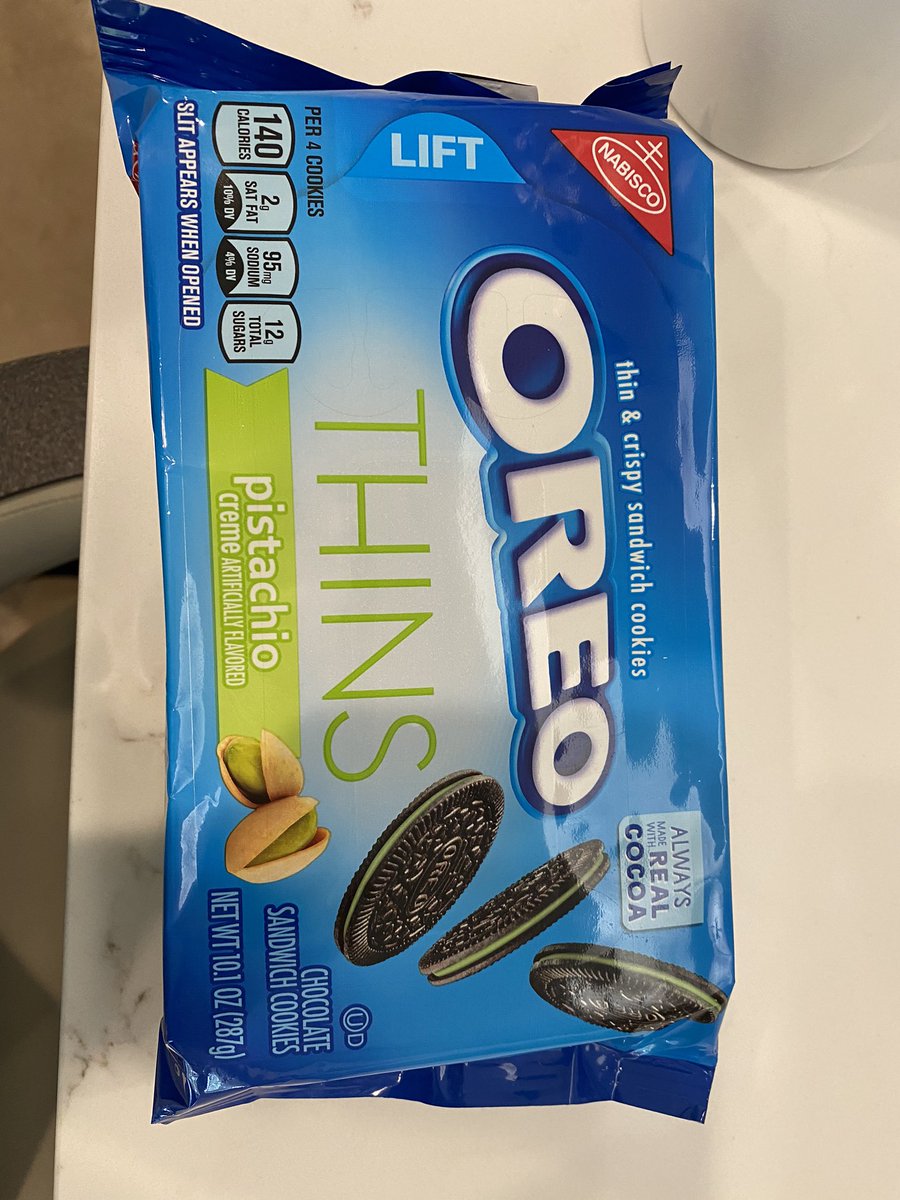 jillianthomas__'s tweet photo. my mom came home with what she thought were “mint” oreo thins https://t.co/eA4htERLYL